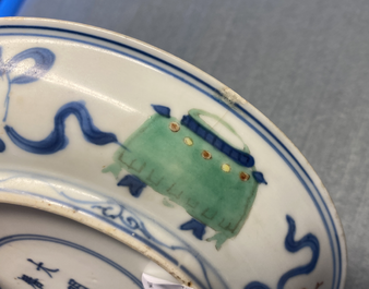 Een Chinees wucai bord met twee jongens, Wanli merk en periode