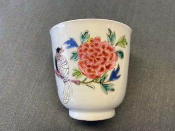 Une tasse et soucoupe en porcelaine de Chine famille rose, Yongzheng