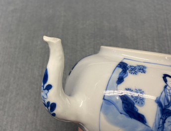 Une th&eacute;i&egrave;re couverte en porcelaine de Chine en bleu et blanc, marque de Jiajing, Kangxi
