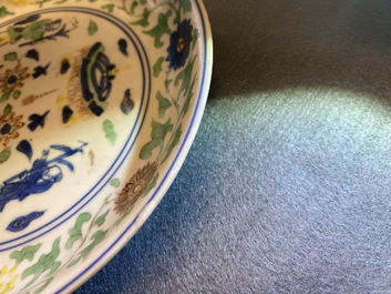Een Chinees wucai bord met twee jongens, Wanli merk en periode