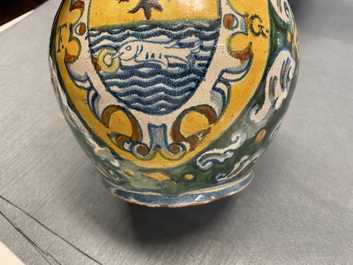 Een polychrome Italiaanse majolica apothekersfles met wapen, Deruta, 17e eeuw
