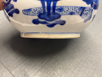 Un br&ucirc;le-parfum couvert en porcelaine de Chine en bleu et blanc, Kangxi