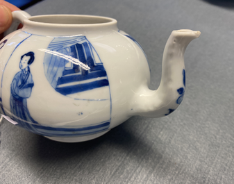 Une th&eacute;i&egrave;re couverte en porcelaine de Chine en bleu et blanc, marque de Jiajing, Kangxi