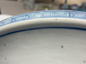 Un vase de forme poireau en porcelaine de Chine en bleu et blanc &agrave; d&eacute;cor d'immortels, Kangxi