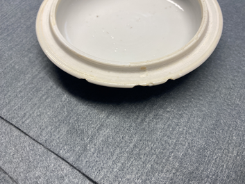 Un br&ucirc;le-parfum couvert en porcelaine de Chine en bleu et blanc, Kangxi