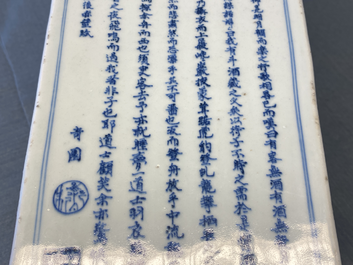 Un vase de forme carr&eacute;e en porcelaine de Chine en bleu et blanc, marque et &eacute;poque de Kangxi