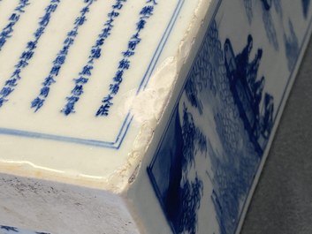 Un vase de forme carr&eacute;e en porcelaine de Chine en bleu et blanc, marque et &eacute;poque de Kangxi