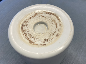 Un pot &agrave; pinceaux en porcelaine de Chine famille verte, Kangxi
