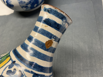 Een polychrome Italiaanse majolica apothekersfles met wapen, Deruta, 17e eeuw