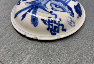 Un br&ucirc;le-parfum couvert en porcelaine de Chine en bleu et blanc, Kangxi