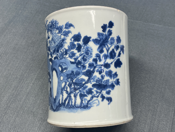 Een Chinese blauw-witte penselenbeker, Chenghua merk, Kangxi