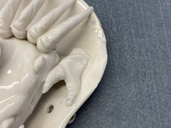 Une paire de compte-gouttes en forme de crabe en porcelaine blanc de Chine de Dehua, Kangxi