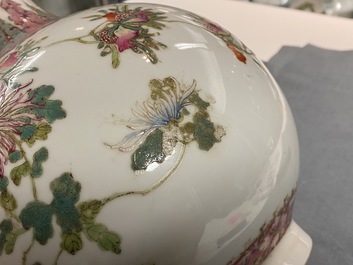 Un vase de forme bouteille en porcelaine de Chine famille rose, marque de Hongxian, R&eacute;publique