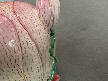 Une th&eacute;i&egrave;re couverte en porcelaine de Chine famille rose en forme de lotus, Yongzheng