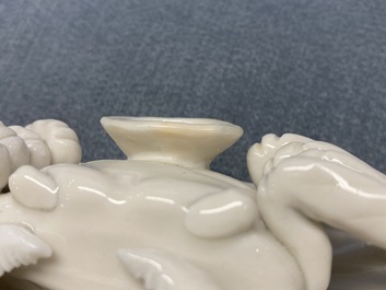 Une paire de compte-gouttes en forme de crabe en porcelaine blanc de Chine de Dehua, Kangxi