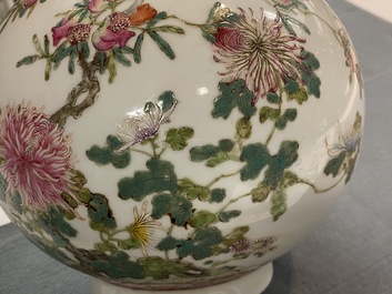 Un vase de forme bouteille en porcelaine de Chine famille rose, marque de Hongxian, R&eacute;publique