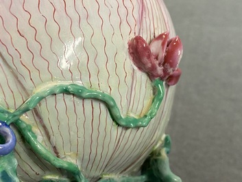 Une th&eacute;i&egrave;re couverte en porcelaine de Chine famille rose en forme de lotus, Yongzheng