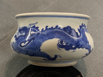 Un br&ucirc;le-parfum en porcelaine de Chine en bleu et blanc, Kangxi