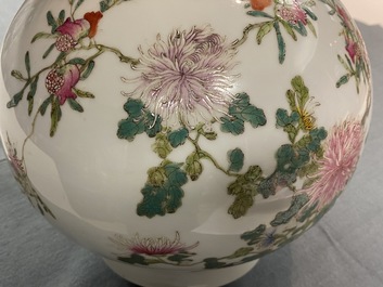 Un vase de forme bouteille en porcelaine de Chine famille rose, marque de Hongxian, R&eacute;publique