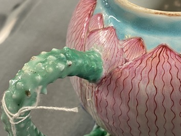 Une th&eacute;i&egrave;re couverte en porcelaine de Chine famille rose en forme de lotus, Yongzheng