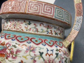 Een Chinese famille rose 'bajixiang' driepotige wierookbrander, Daoguang merk en periode