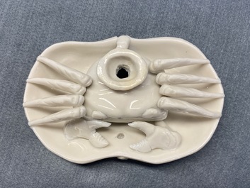 Une paire de compte-gouttes en forme de crabe en porcelaine blanc de Chine de Dehua, Kangxi