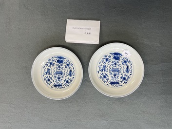 Une paire de coupes en porcelaine de Chine en bleu et blanc, marque et &eacute;poque de Kangxi