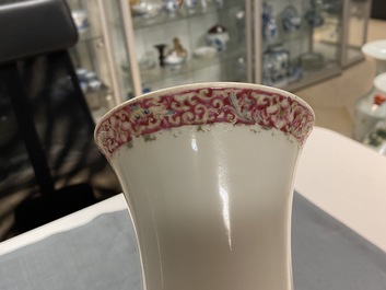 Un vase de forme bouteille en porcelaine de Chine famille rose, marque de Hongxian, R&eacute;publique