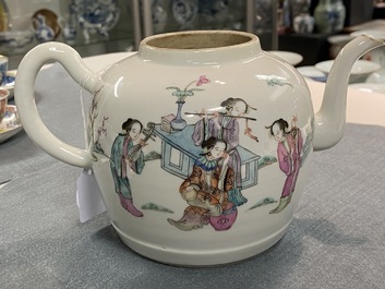Een Chinese famille rose theepot met deksel, Guangxu merk en periode
