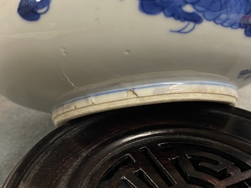 Un br&ucirc;le-parfum en porcelaine de Chine en bleu et blanc, Kangxi