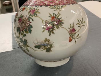Un vase de forme bouteille en porcelaine de Chine famille rose, marque de Hongxian, R&eacute;publique