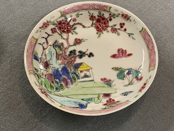 Een paar Chinese famille rose koppen en schotels met landschapsdecor, Yongzheng