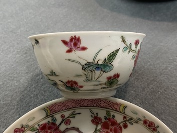 Een paar Chinese famille rose koppen en schotels met landschapsdecor, Yongzheng