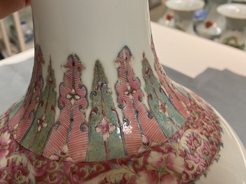 Un vase de forme bouteille en porcelaine de Chine famille rose, marque de Hongxian, R&eacute;publique