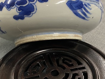 Un br&ucirc;le-parfum en porcelaine de Chine en bleu et blanc, Kangxi
