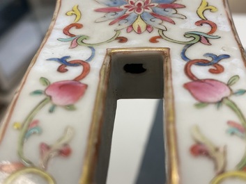Een Chinese famille rose 'bajixiang' driepotige wierookbrander, Daoguang merk en periode