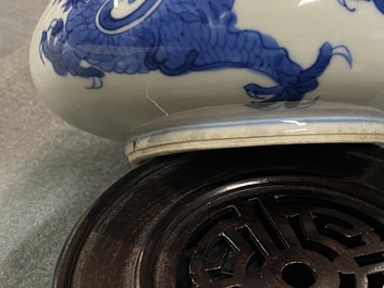 Un br&ucirc;le-parfum en porcelaine de Chine en bleu et blanc, Kangxi