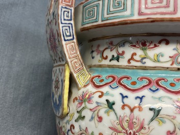 Een Chinese famille rose 'bajixiang' driepotige wierookbrander, Daoguang merk en periode