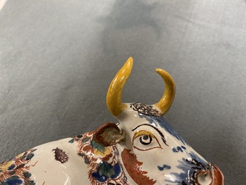 Une paire de mod&egrave;les de vaches en fa&iuml;ence de Delft polychrome, 18&egrave;me