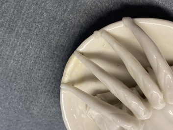 Une paire de compte-gouttes en forme de crabe en porcelaine blanc de Chine de Dehua, Kangxi