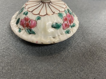 Une th&eacute;i&egrave;re couverte en porcelaine de Chine famille rose &agrave; d&eacute;cor de coqs, Yongzheng