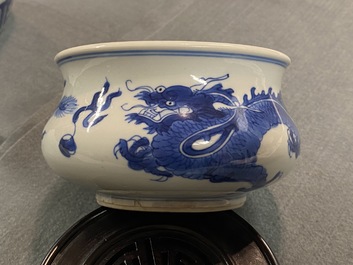 Un br&ucirc;le-parfum en porcelaine de Chine en bleu et blanc, Kangxi