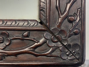 Een grote Chinese famille verte plaquette in gesculpteerde houten lijst, 19e eeuw
