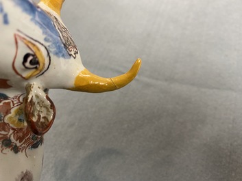 Une paire de mod&egrave;les de vaches en fa&iuml;ence de Delft polychrome, 18&egrave;me