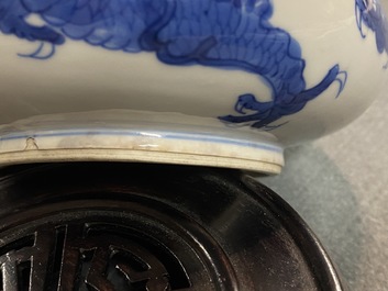 Un br&ucirc;le-parfum en porcelaine de Chine en bleu et blanc, Kangxi