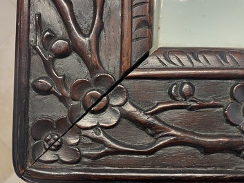 Een grote Chinese famille verte plaquette in gesculpteerde houten lijst, 19e eeuw