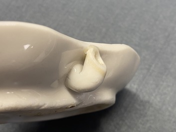 Une paire de compte-gouttes en forme de crabe en porcelaine blanc de Chine de Dehua, Kangxi