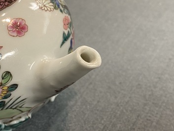 Une th&eacute;i&egrave;re couverte en porcelaine de Chine famille rose &agrave; d&eacute;cor de coqs, Yongzheng
