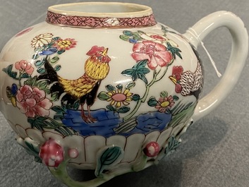 Une th&eacute;i&egrave;re couverte en porcelaine de Chine famille rose &agrave; d&eacute;cor de coqs, Yongzheng