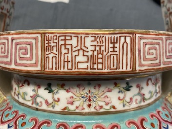 Een Chinese famille rose 'bajixiang' driepotige wierookbrander, Daoguang merk en periode